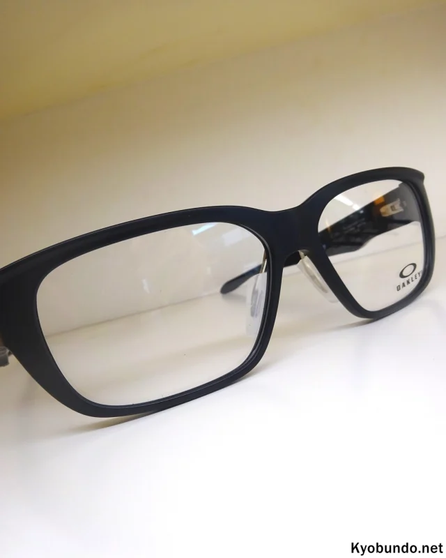 オークリーの新作【アップターン】
細身でありながらファッショナブルなアイウエアです。
■OAKLEY／OX8192D-01（Satin Black）

度付きメガネでも！サングラスでも！

kyobundo.net

#オークリーサングラス #オークリー #メガネ #旭市 #銚子市 #匝瑳市 #香取市 #千葉県 #眼鏡作製技能士 #共文堂 #旭市メガネ #旭市サングラス